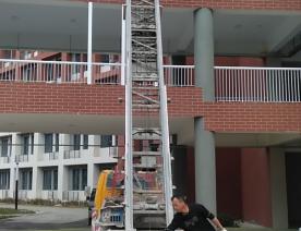 云梯车上材料